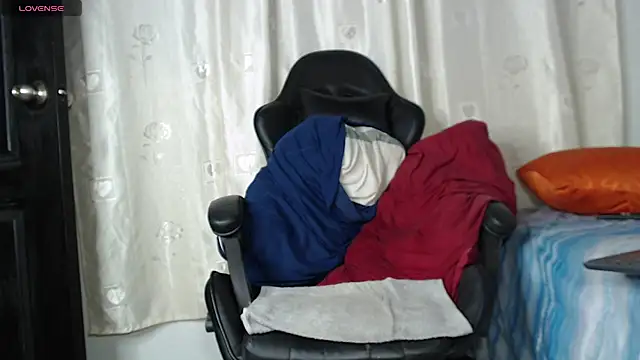 Snapshot of tizziano_castillo_ chatting on January 14, 2025, 12:11 am tizziano castillo online show from January 14, 2025, 12:11 am