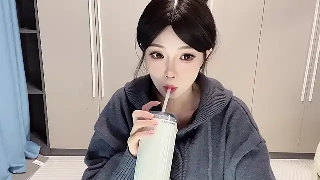 Snapshot of Q-ing chatting on November 24, 2025, 1:44 pm Q-ing online show from November 24, 2025, 1:44 pm