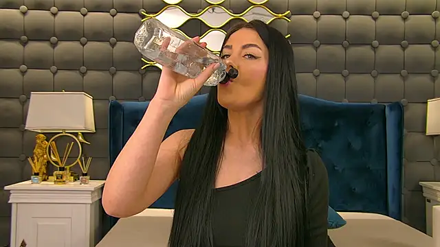 LeyaCass online show from April 14, 2026, 3:01 am