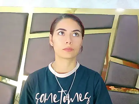 NicoleEsposito online show from September 17, 2025, 1:13 pm