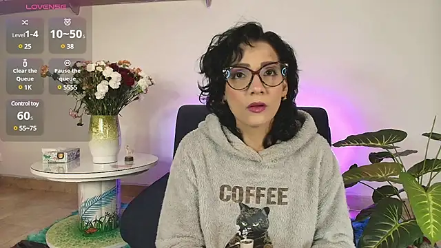 Snapshot of Elliee_ chatting on February 13, 2025, 12:43 pm Elliee online show from February 13, 2025, 12:43 pm