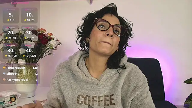 Snapshot of Elliee_ chatting on February 13, 2025, 6:48 pm Elliee online show from February 13, 2025, 6:48 pm