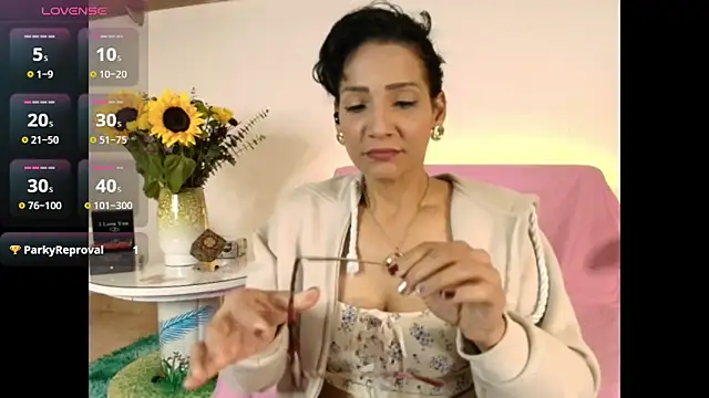 Snapshot of Elliee_ chatting on February 18, 2025, 4:16 pm Elliee online show from February 18, 2025, 4:16 pm