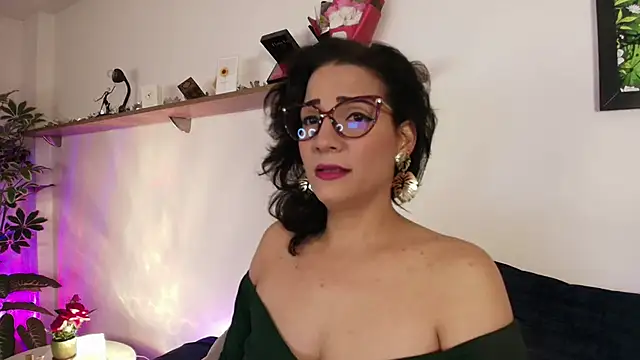 Snapshot of Elliee_ chatting on June 3, 2026, 12:19 pm Elliee online show from June 3, 2026, 12:19 pm
