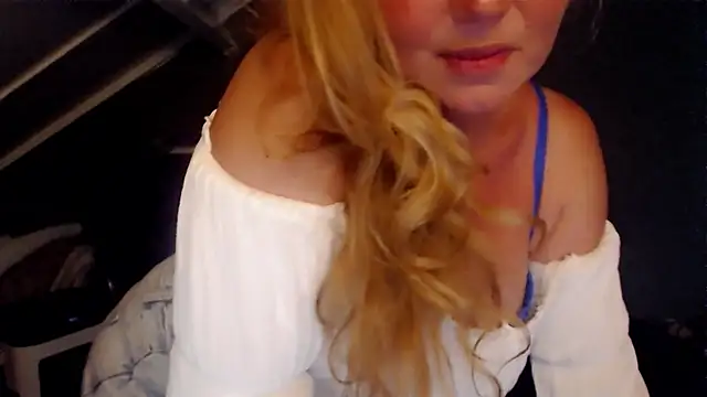 roxanna24 online show from July 23, 2026, 7:12 pm