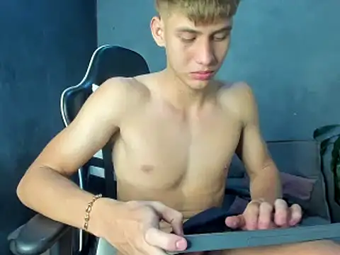 Snapshot of miguel_hz chatting on March 2, 2025, 12:42 am miguel hz online show from March 2, 2025, 12:42 am