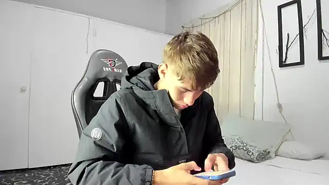 Snapshot of miguel_hz chatting on March 7, 2025, 8:44 pm miguel hz online show from March 7, 2025, 8:44 pm