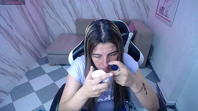 Snapshot of Valerie_b chatting on January 28, 2025, 3:04 am Valerie b online show from January 28, 2025, 3:04 am