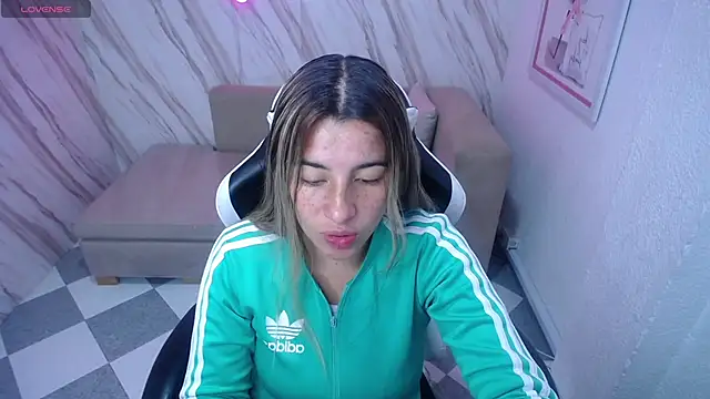 Snapshot of Valerie_b chatting on February 13, 2025, 3:07 am Valerie b online show from February 13, 2025, 3:07 am