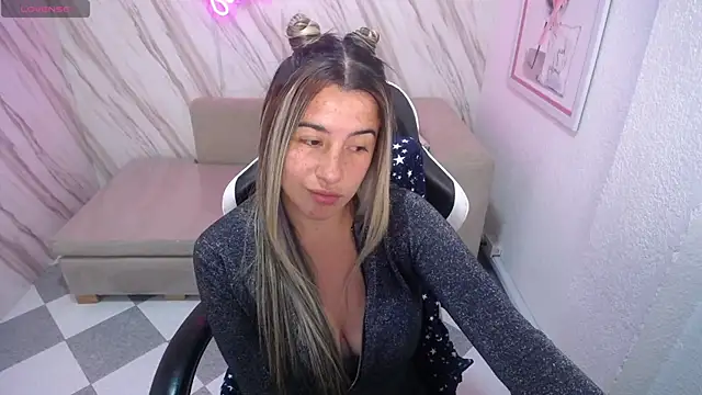 Snapshot of Valerie_b chatting on February 18, 2025, 3:10 am Valerie b online show from February 18, 2025, 3:10 am