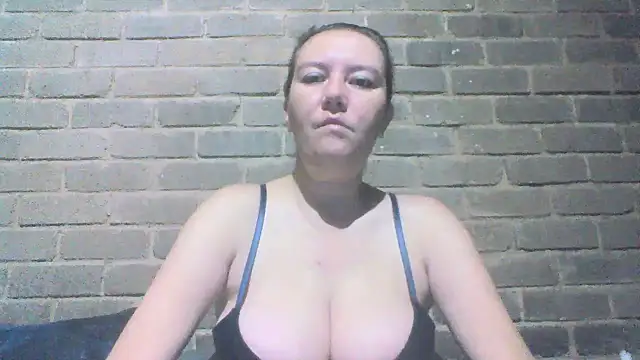 Snapshot of EksJouneMwah chatting on April 29, 2026, 7:34 am EksJouneMwah online show from April 29, 2026, 7:34 am