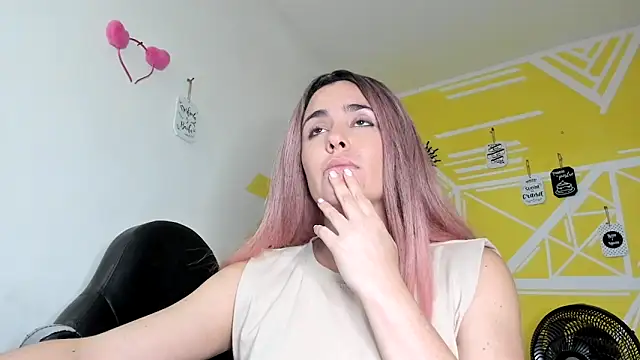 Snapshot of Nikolle_Rouss chatting on October 20, 2025, 12:11 am Nikolle Rouss online show from October 20, 2025, 12:11 am