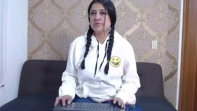 dakota guirl online show from December 17, 2024, 3:06 am