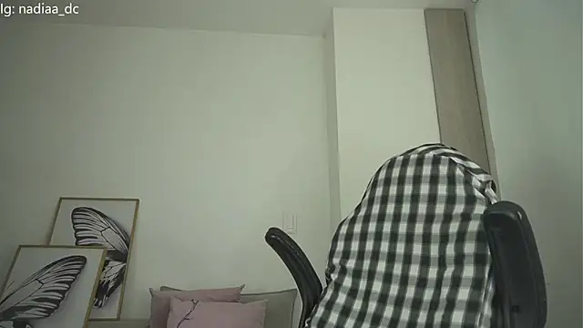 Nadiaa  online show from April 3, 2026, 4:32 am