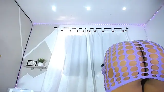 Snapshot of Hillary_queen chatting on February 20, 2025, 3:41 pm Hillary queen online show from February 20, 2025, 3:41 pm