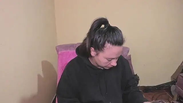 lauraguzman online show from July 3, 2026, 2:51 am