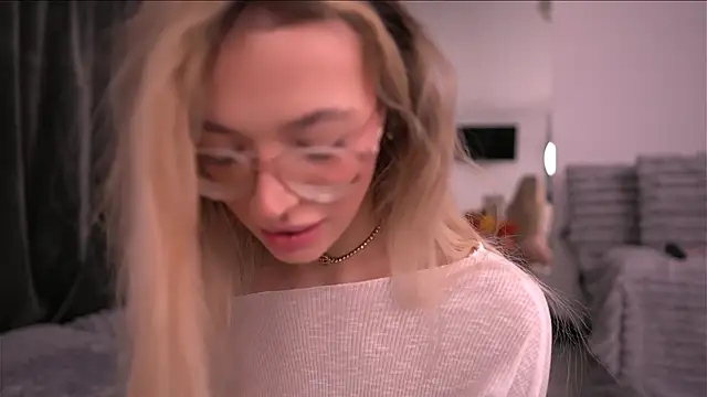 KylieJoyce online show from November 19, 2025, 9:48 pm