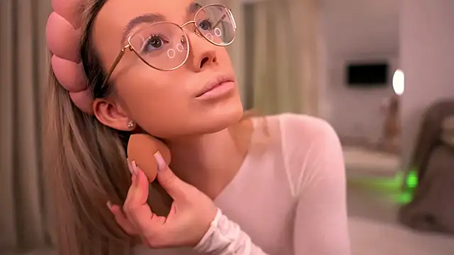 KylieJoyce online show from April 18, 2026, 8:20 pm