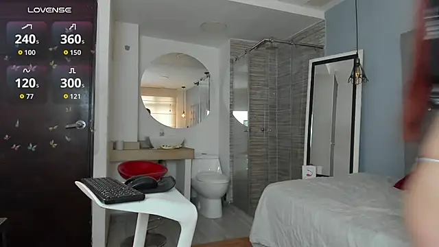 Snapshot of Brenda_Storm chatting on December 17, 2025, 7:53 pm Brenda Storm online show from December 17, 2025, 7:53 pm