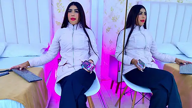 Mia-Monroe online show from October 10, 2025, 7:57 pm