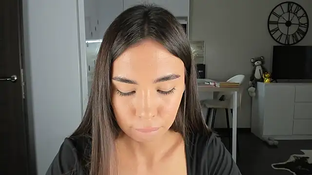 nilliluv online show from November 17, 2025, 8:09 am