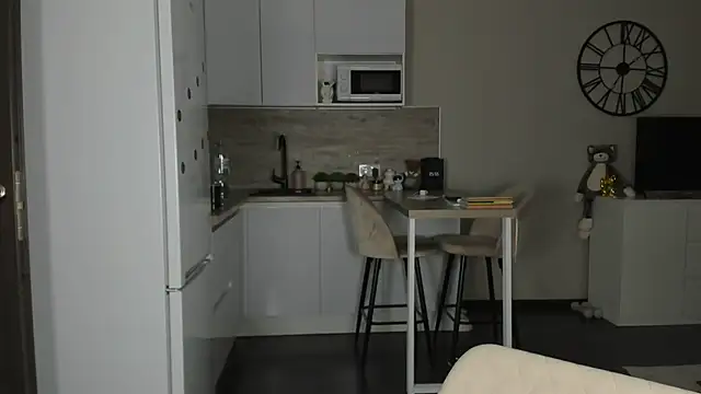 nilliluv online show from April 7, 2026, 7:25 pm