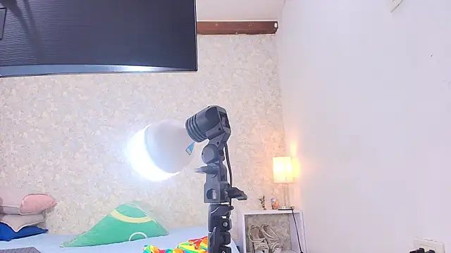 nicol f online show from October 31, 2025, 7:15 pm