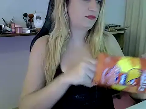 Snapshot of luizacandy chatting on December 3, 2024, 8:39 pm luizacandy online show from December 3, 2024, 8:39 pm