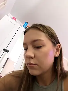 AliceBrayan online show from September 18, 2025, 5:09 am