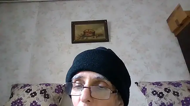 mariusica1xh online show from February 12, 2025, 2:10 pm