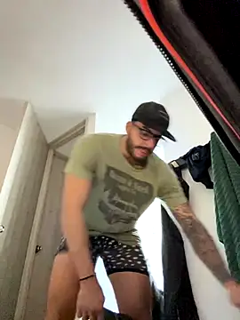 Snapshot of thomas_gun chatting on November 1, 2025, 6:04 am thomas gun online show from November 1, 2025, 6:04 am