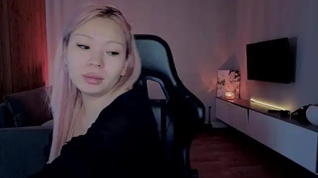 RileyMee online show from April 13, 2026, 4:29 am