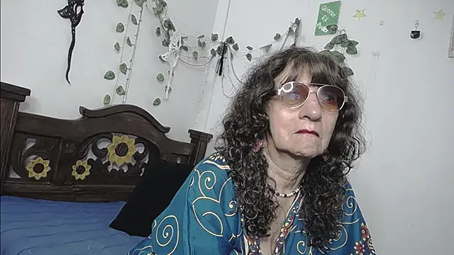Snapshot of DominaLeona chatting on May 18, 2026, 10:04 pm DominaLeona online show from May 18, 2026, 10:04 pm