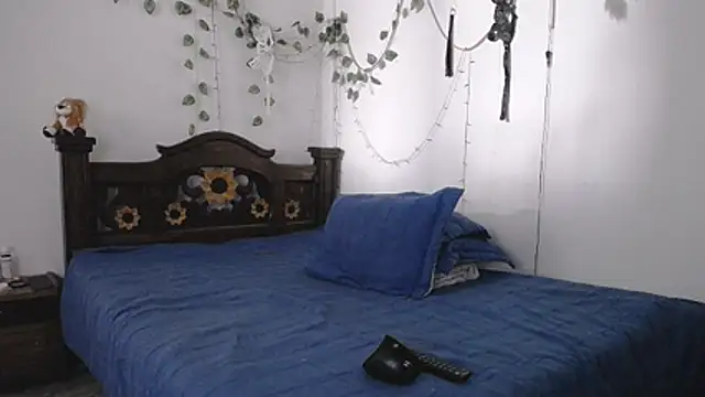 Snapshot of DominaLeona chatting on July 3, 2026, 4:35 pm DominaLeona online show from July 3, 2026, 4:35 pm