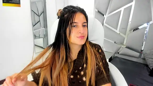 GiaRoussel online show from March 4, 2025, 2:32 pm