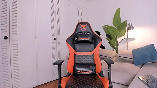 kitty miaa online show from March 12, 2026, 4:40 am