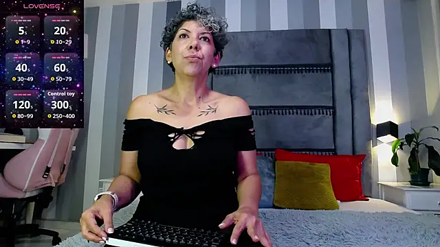Julianewell online show from April 30, 2026, 12:22 pm