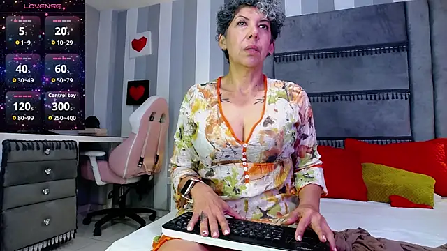Julianewell online show from May 6, 2026, 12:21 pm