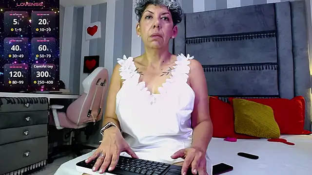 Julianewell online show from May 8, 2026, 12:32 pm