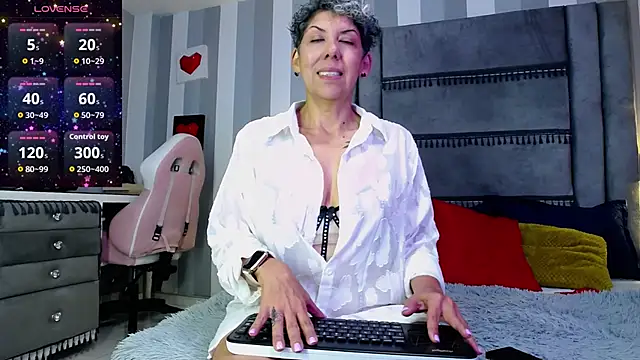 Julianewell online show from May 13, 2026, 12:46 pm