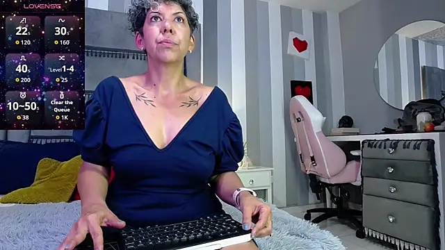 Julianewell online show from June 2, 2026, 12:18 pm