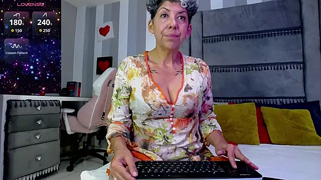 Julianewell online show from June 29, 2026, 12:27 pm
