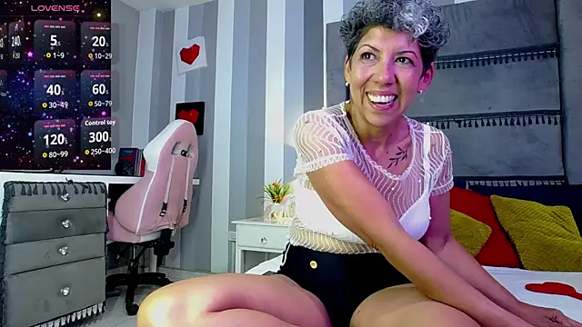 Julianewell online show from July 4, 2026, 12:22 pm
