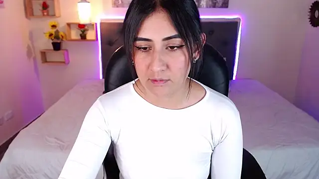 mia aira online show from December 5, 2024, 8:33 pm