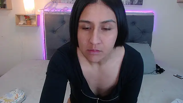 mia aira online show from October 14, 2025, 5:03 pm