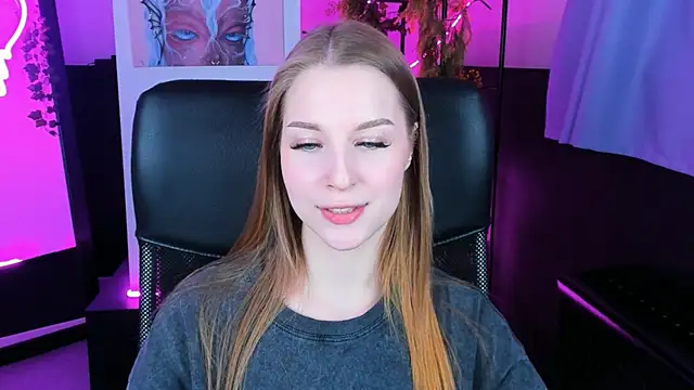 CuteMousee online show from December 10, 2024, 1:33 pm