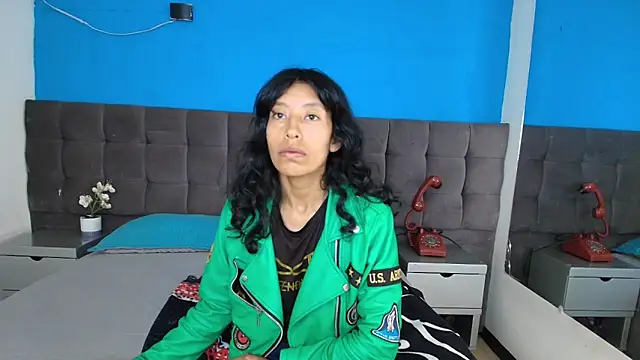 karolinee 66  online show from March 29, 2026, 4:12 am