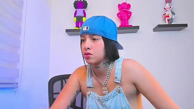 Gangster Girl online show from December 17, 2024, 10:32 pm