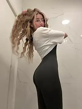 AvaShayy online show from March 6, 2025, 8:08 am