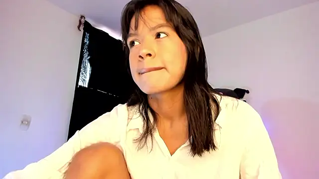 meganthompsonn22 online show from March 9, 2026, 12:09 pm